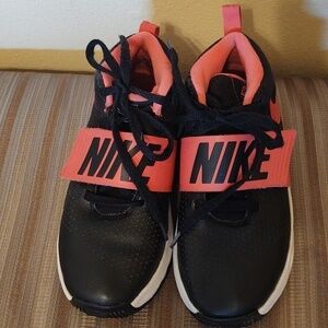 Nike Boys Team Hustle Basketball Shoes